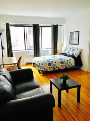 Stylish Montreal Apartment: Comfortable Stay in the Golden Square Mile